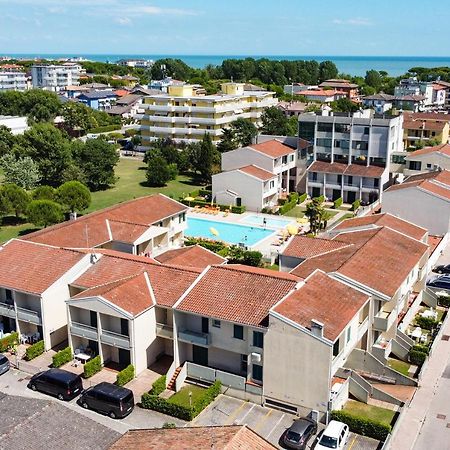 Apartament With Swimming Pool Lägenhet Caorle Exteriör bild