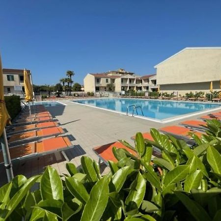 Apartament With Swimming Pool Lägenhet Caorle Exteriör bild