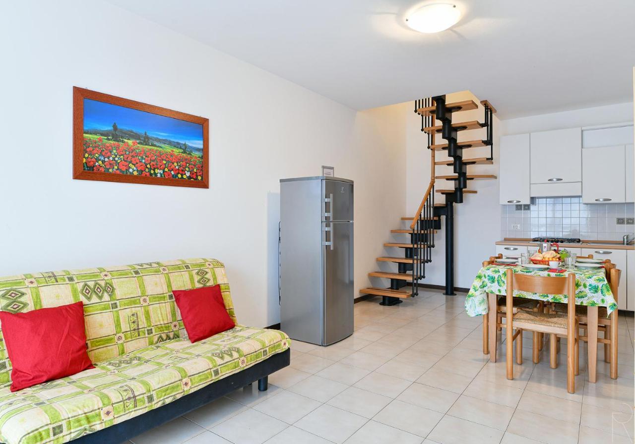 Apartament With Swimming Pool Lägenhet Caorle Exteriör bild