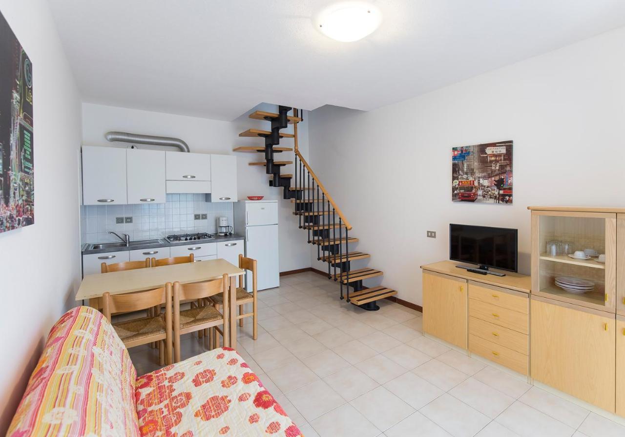 Apartament With Swimming Pool Lägenhet Caorle Exteriör bild