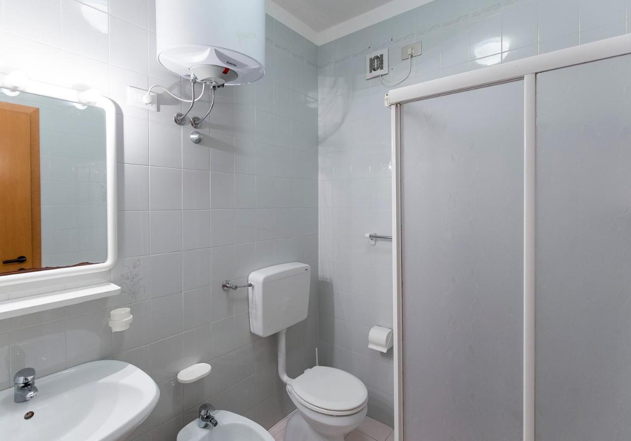 Apartament With Swimming Pool Lägenhet Caorle Exteriör bild