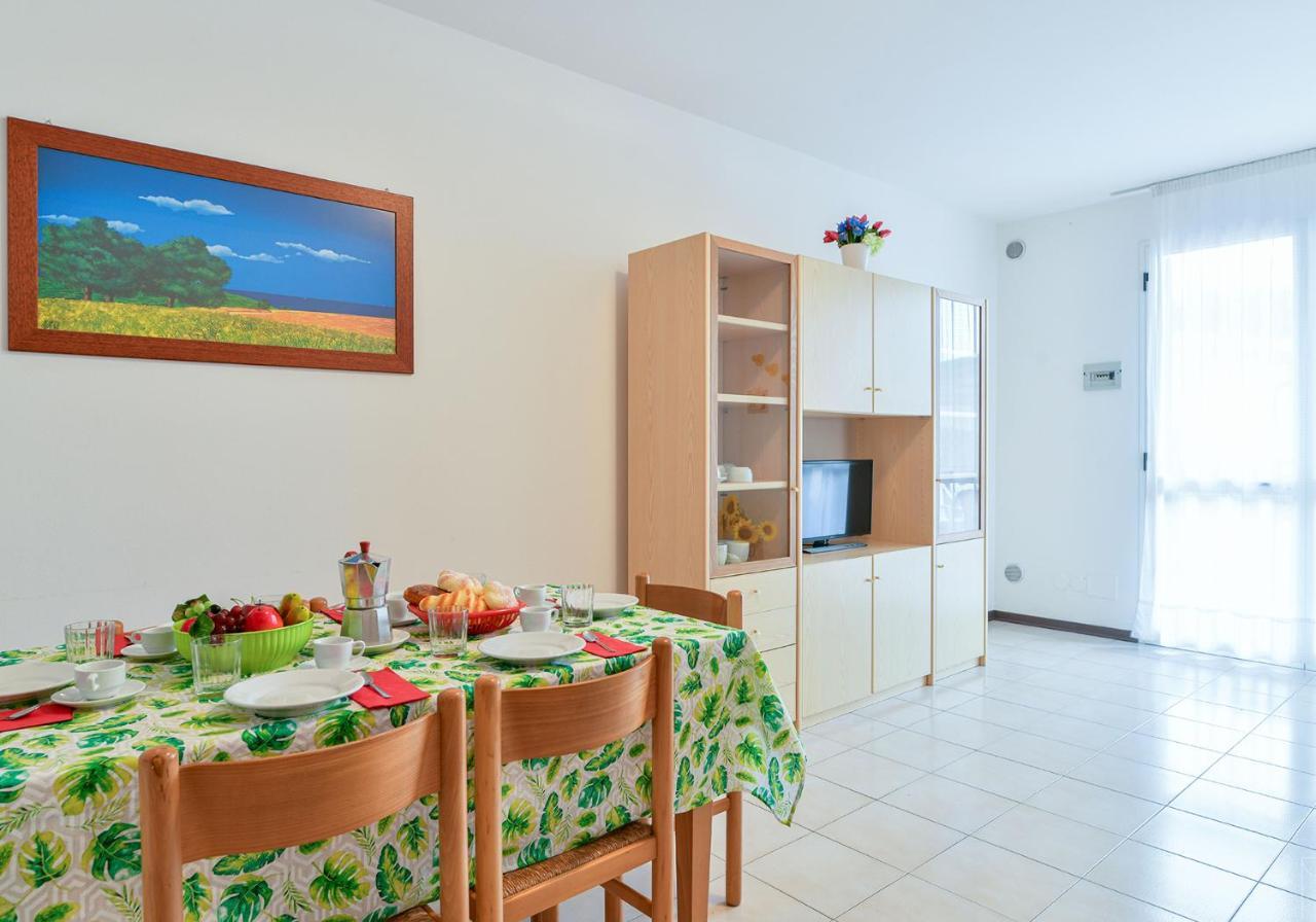 Apartament With Swimming Pool Lägenhet Caorle Exteriör bild