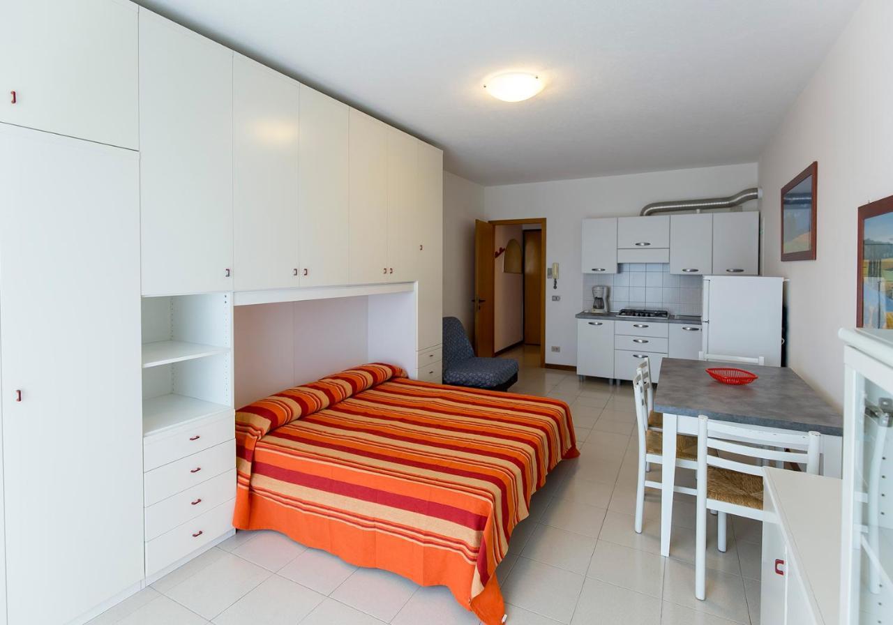 Apartament With Swimming Pool Lägenhet Caorle Exteriör bild