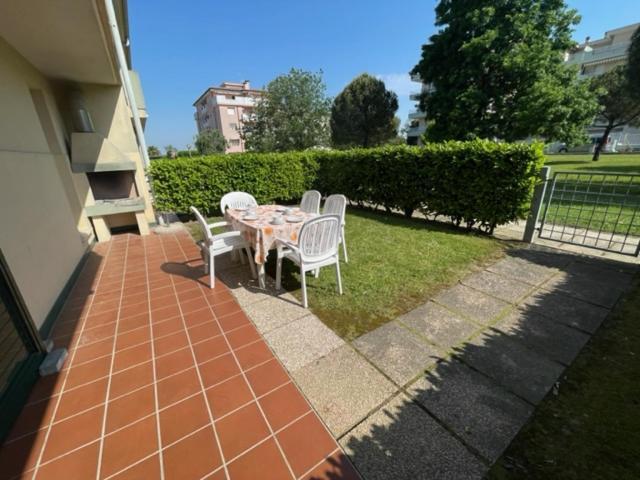 Apartament With Swimming Pool Lägenhet Caorle Exteriör bild