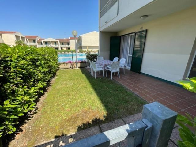 Apartament With Swimming Pool Lägenhet Caorle Exteriör bild