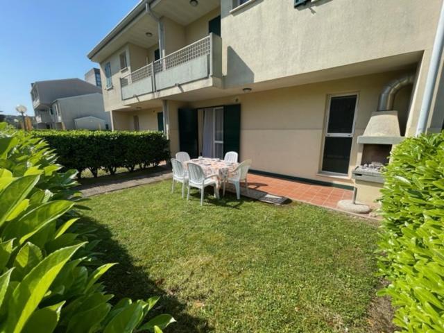 Apartament With Swimming Pool Lägenhet Caorle Exteriör bild