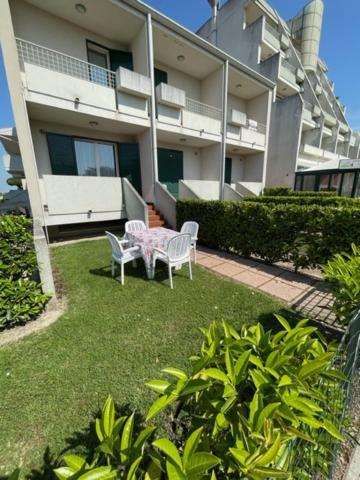 Apartament With Swimming Pool Lägenhet Caorle Exteriör bild