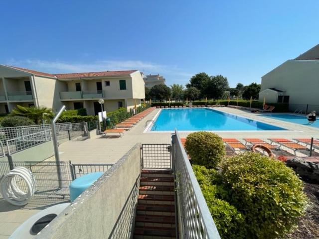 Apartament With Swimming Pool Lägenhet Caorle Exteriör bild