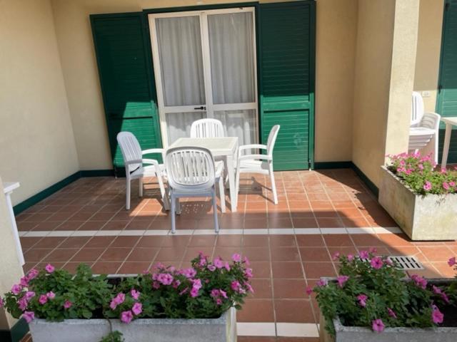 Apartament With Swimming Pool Lägenhet Caorle Exteriör bild
