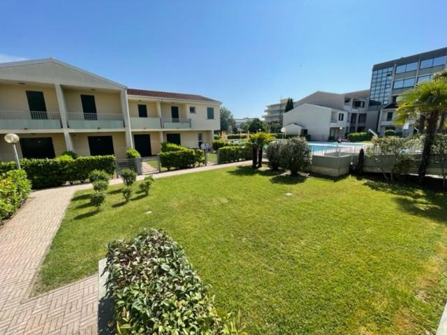 Apartament With Swimming Pool Lägenhet Caorle Exteriör bild