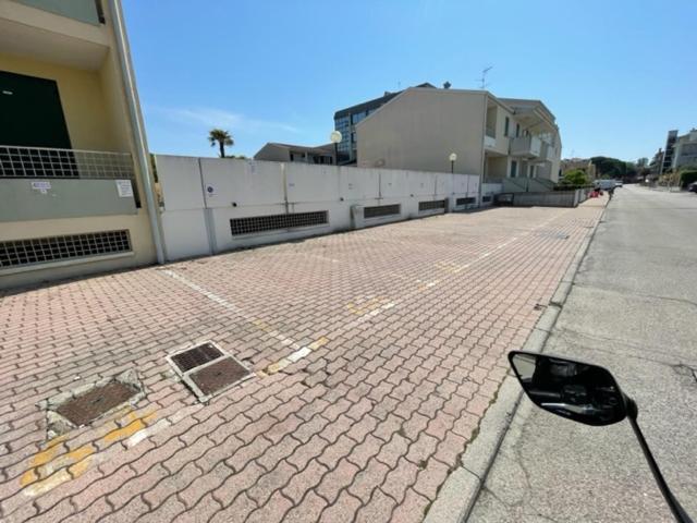 Apartament With Swimming Pool Lägenhet Caorle Exteriör bild
