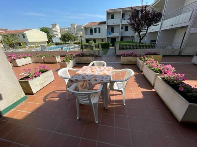 Apartament With Swimming Pool Lägenhet Caorle Exteriör bild