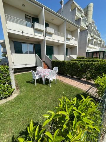 Apartament With Swimming Pool Lägenhet Caorle Exteriör bild