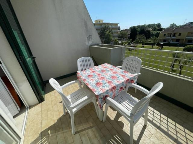 Apartament With Swimming Pool Lägenhet Caorle Exteriör bild