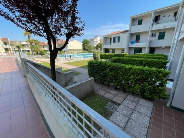 Apartament With Swimming Pool Lägenhet Caorle Exteriör bild